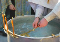 Можно набрать крещенской воды в храме